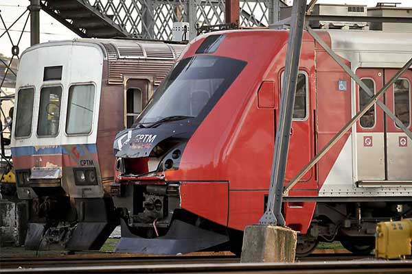 Vídeos mostram trens da CPTM sendo apedrejados; reparos custam R$ 2,8 milhões